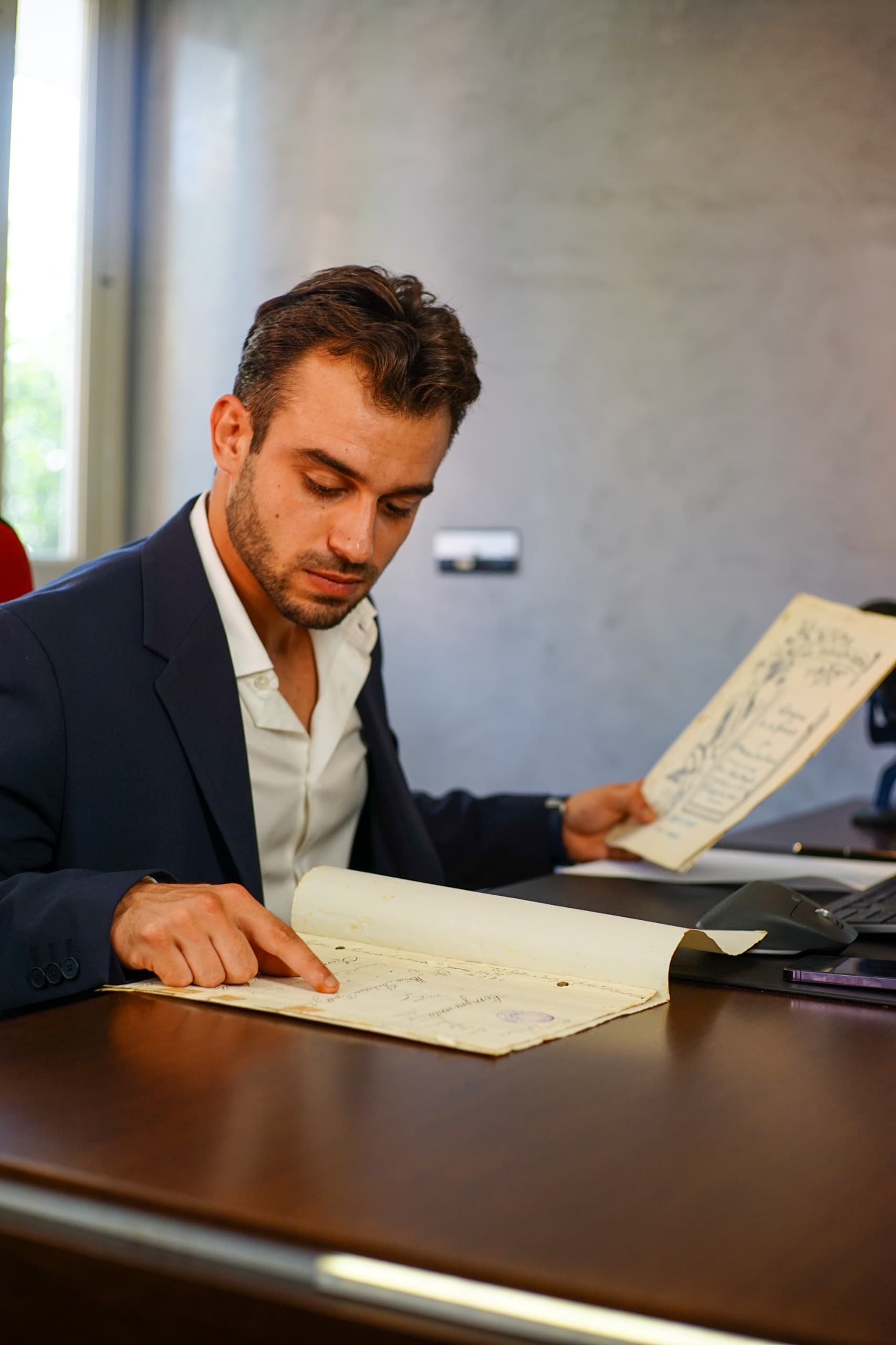 Moisés Vicens, abogado en Calpe, revisando una escritura