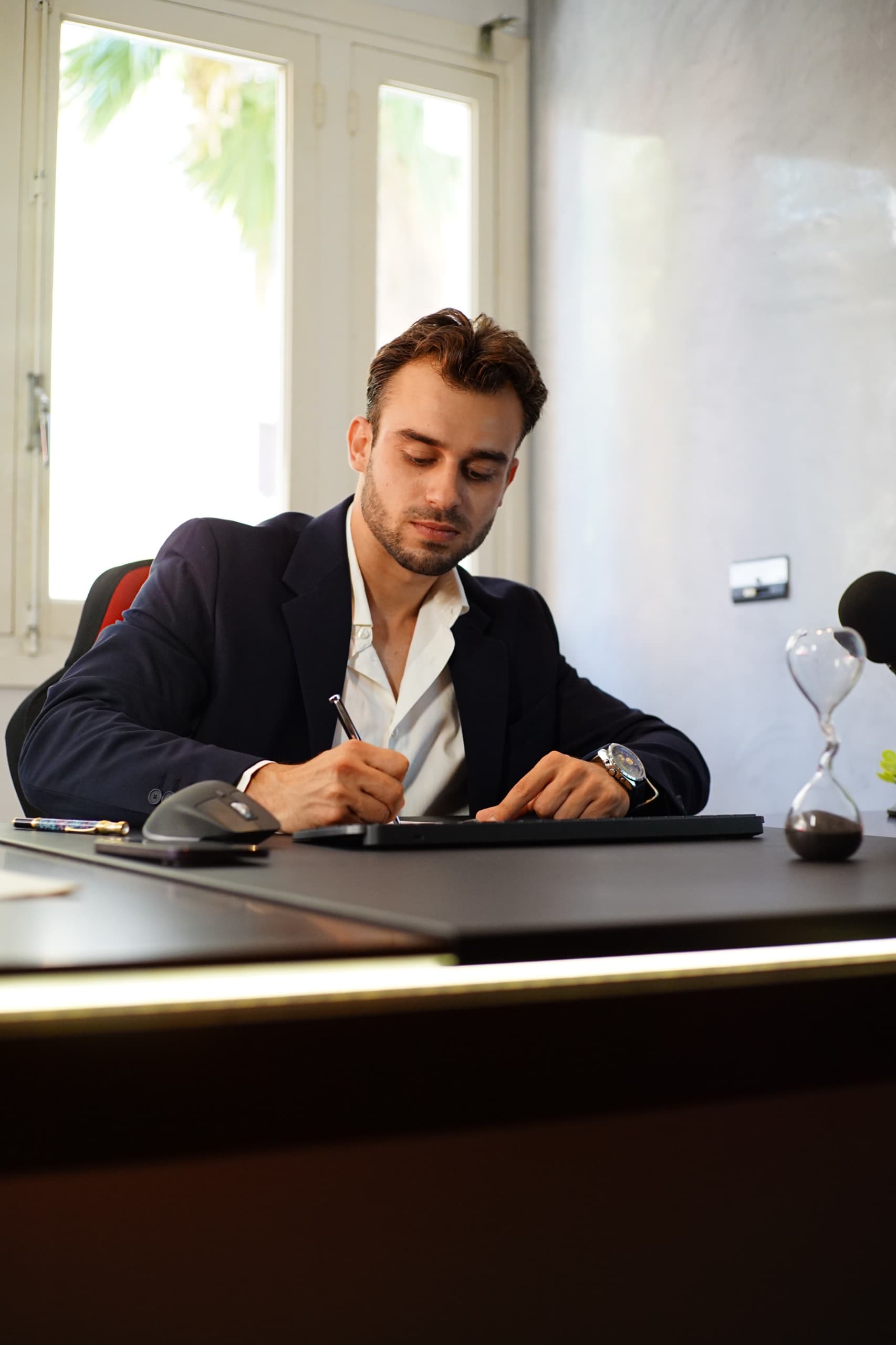 Moisés Vicens trabajando en su despacho de Calpe
