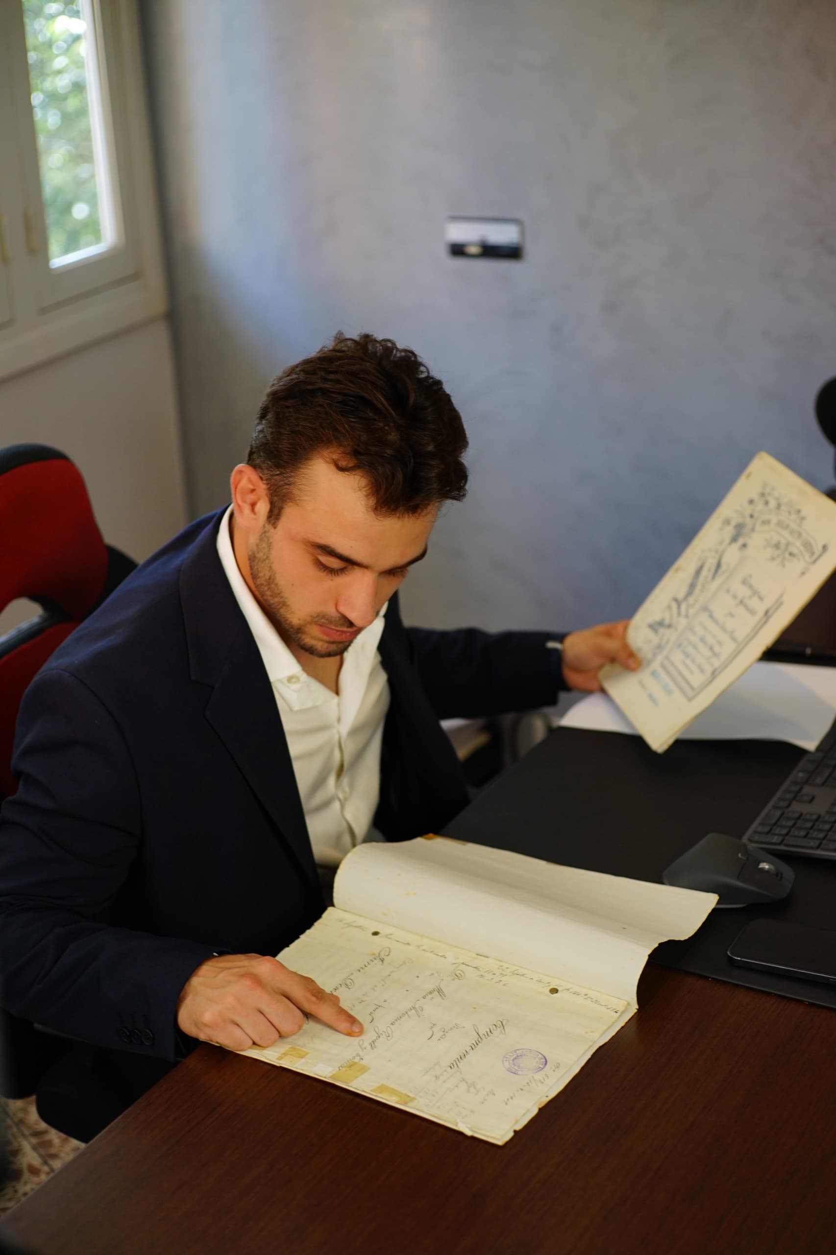 Moisés Vicens consultando escrituras antiguas de una herencia