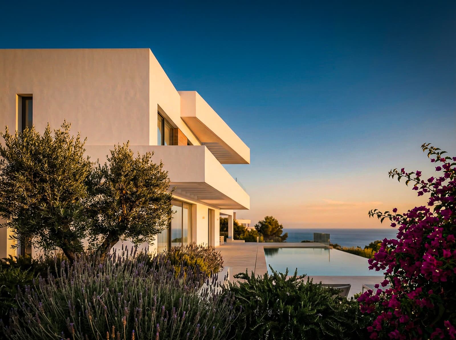 Villa moderna con piscina y vistas al mar en la Costa Blanca